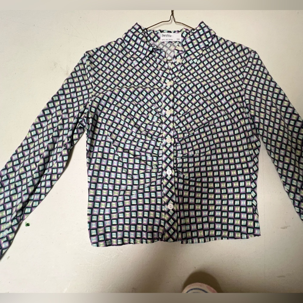 BERSHKA GEOMETRIC PATTERN BUTTON-UP SHIRT. SIZE SMALL PURPLE/DARK GREEN/LT GREEN